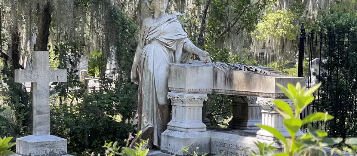 savannah-cruzers-angel-weeping-at-grave